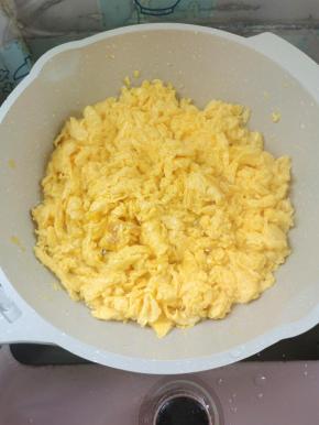 另起锅烧油，放入蛋液炒散！