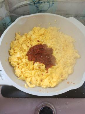 放入一大勺郫县豆瓣酱，翻炒均匀！（没有郫县豆瓣酱也可以用黄豆酱来代替！）