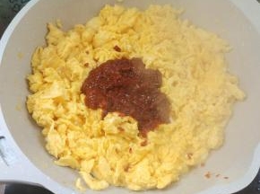 放入一大勺郫县豆瓣酱，翻炒均匀！（没有郫县豆瓣酱也可以用黄豆酱来代替！）