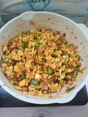 起锅前放入适量的鸡精调味即可！