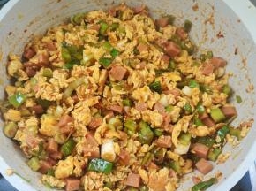 起锅前放入适量的鸡精调味即可！