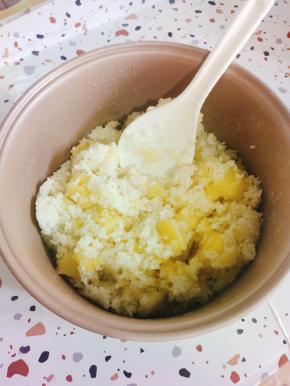 用铲子把土豆按压碎，和米饭拌在一起！