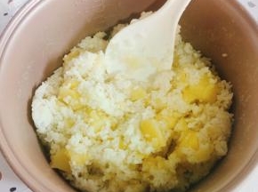 用铲子把土豆按压碎，和米饭拌在一起！
