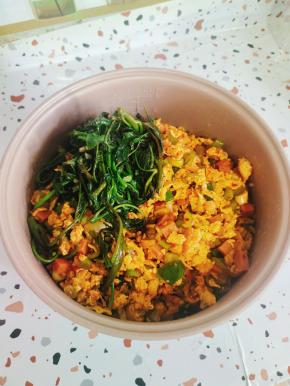 把炒好的鸡蛋酱和青菜一起放入电饭锅中！