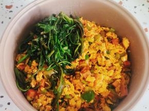 把炒好的鸡蛋酱和青菜一起放入电饭锅中！