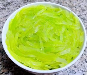 处理好的莴笋丝装入容器中压实