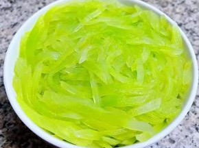 处理好的莴笋丝装入容器中压实