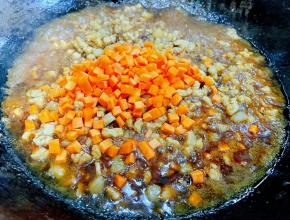 所有都调味料炒匀入味放入胡萝卜粒炒至断生