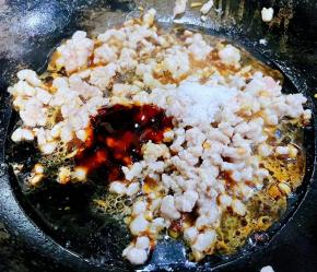 放入猪肉丁炒至变色断生放入调味料糖、一品香酱油、蚝油、料酒