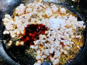 放入猪肉丁炒至变色断生放入调味料糖、一品香酱油、蚝油、料酒