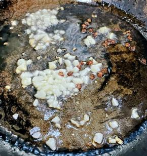 锅中倒入底油加热放入花椒炸香再放入蒜粒爆香