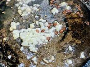 锅中倒入底油加热放入花椒炸香再放入蒜粒爆香