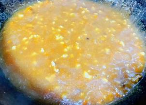 勾好芡的汤汁入味看起来透明就大功告成了