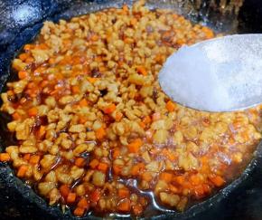 汤汁烧好时放入黑胡椒粉、盐、味精炒匀