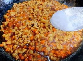 汤汁烧好时放入黑胡椒粉、盐、味精炒匀