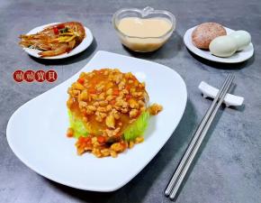 淋上香浓猪肉胡萝卜酱汁看起来超级有食欲，搭配生腌海虾、杂粮馒头、鸽子蛋、酸奶一起吃太棒了