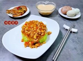 淋上香浓猪肉胡萝卜酱汁看起来超级有食欲，搭配生腌海虾、杂粮馒头、鸽子蛋、酸奶一起吃太棒了