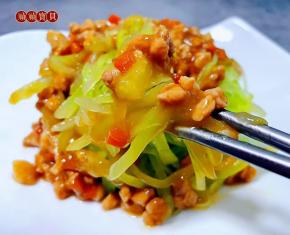 莴笋入口清脆爽口混搭香浓猪肉胡萝卜酱汁真是唇齿留香回