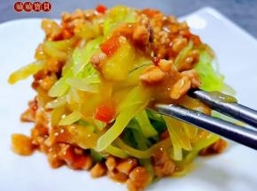 莴笋入口清脆爽口混搭香浓猪肉胡萝卜酱汁真是唇齿留香回