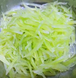 焯好水的莴笋立即放入冷水中过凉再沥干水份
