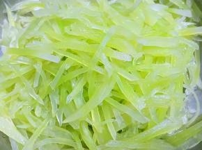 焯好水的莴笋立即放入冷水中过凉再沥干水份
