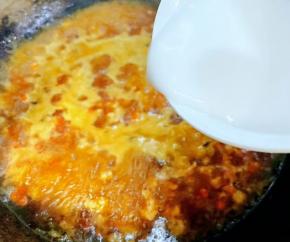 准备好的淀粉水淋入锅中不停的搅拌