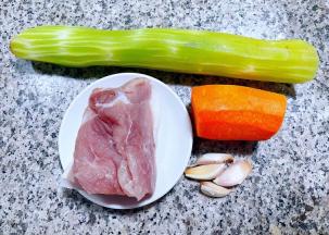 准备原材料新鲜猪肉、蒜、莴笋、胡萝卜去皮洗净