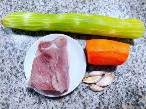 准备原材料新鲜猪肉、蒜、莴笋、胡萝卜去皮洗净