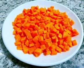 胡萝卜切成均匀的小颗粒状备用