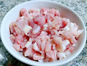 新鲜的猪肉切成小丁状