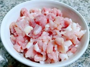 新鲜的猪肉切成小丁状