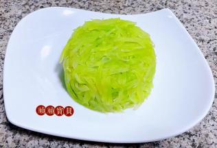 盘子倒扣在容器上取下容器就看到漂亮的莴笋柱