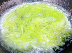 切成粗细均匀的丝状放入开水中焯水同时放入一点点盐切记时间不宜过长会营养流失也会影响口感