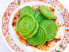 把豆角串放入翻拌均匀裹上酱汁