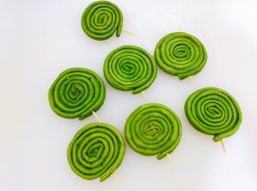 捞出放凉后卷起来用牙签固定，像不像棒棒糖