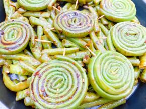 把豆角串放入烤盘里，放入预热好的烤箱中层200度烤20分钟