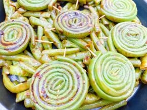 把豆角串放入烤盘里，放入预热好的烤箱中层200度烤20分钟