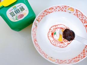 现在调一个酱汁，碗里加入六月香豆瓣酱