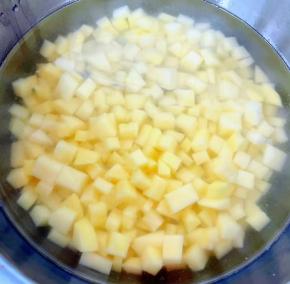 土豆切成小丁放入水中浸泡一会儿去掉多余的淀粉后洗净沥干水份备用