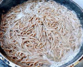 锅中烧开水下入荞麦面放一点点盐大火煮至荞麦面完全熟透没有硬蕊还不失劲道的口感即可关火