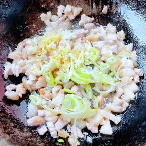 五花肉炒至变色放入葱姜蒜爆香