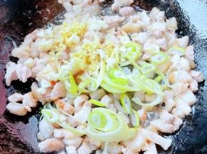 五花肉炒至变色放入葱姜蒜爆香