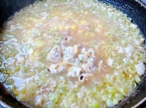 倒入这道美味的灵魂蚬子汤再添加适量清水大火烧开再放入蚬子肉肉改中小火慢煮