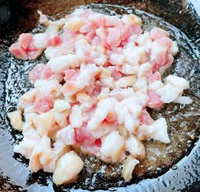 锅中倒入底油加热放入五花肉中火煸出油满屋飘香