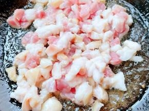锅中倒入底油加热放入五花肉中火煸出油满屋飘香