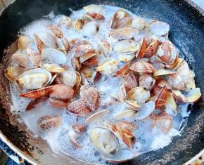 蚬子放入锅中倒入少许清水大火煮至蚬子全部开口即可