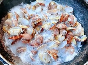 蚬子放入锅中倒入少许清水大火煮至蚬子全部开口即可