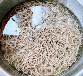 煮好的荞麦面立即放入凉白开水中过凉这样荞麦面吃起来口感更佳