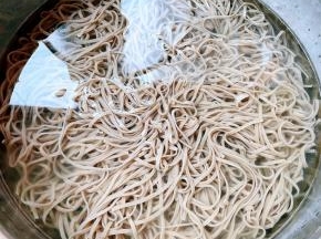 煮好的荞麦面立即放入凉白开水中过凉这样荞麦面吃起来口感更佳