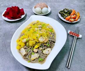搭配杂粮馒头、鸽子蛋、小海鲜和火龙果一起吃营养太丰盛了